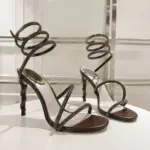 ⁦صندل نسائي فاخر بكعب رفيع عالي من الثريات الكريستالية اللامعة، مزودة برباط يلتف حول الكاحل لإطلالة أنيقة وثابتة⁩ - الصورة ⁦3⁩